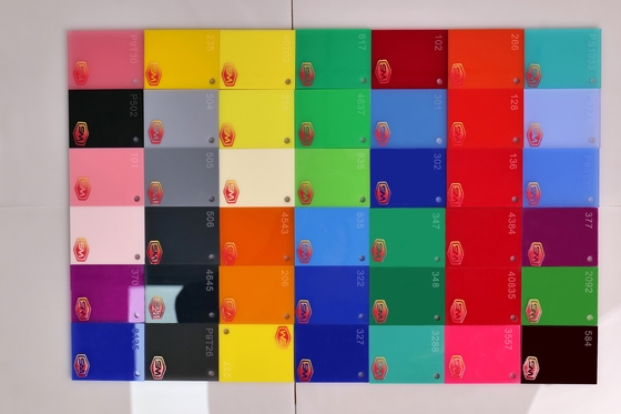 Gekleurde acrylplaat in verschillende kleuren en diktes voor uw projecten met glad oppervlak en geen geur bij het snijden