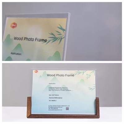 Uitstekend U-vormig acryl fotoraam met houten basis voor bureaucratische decoratie