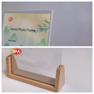 Gepersonaliseerd beeldscherm met acrylpaneel en houten basis