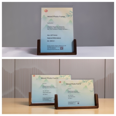 4x6 dubbelzijdig acryl fotoraam met bruin houten basis voor bruiloft